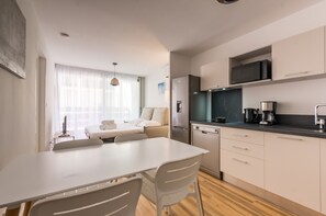 Apartment | Eigene Küche | Großer Kühlschrank, Mikrowelle, Herdplatte, Geschirrspüler