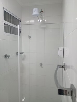 Bruser, hårtørrer, bidet