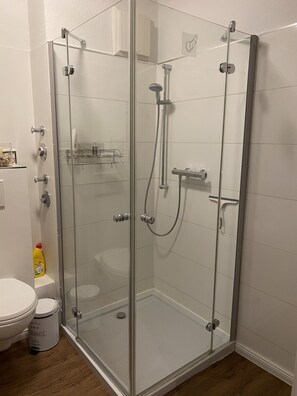 Shower, hair dryer, towels, soap - Refurbished apartment in Buxtehude with balcony and parking space (Buxtehude)