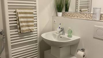 Dusche, Haartrockner, Handtücher, Seife
