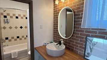 Deluxe Room | Bathroom