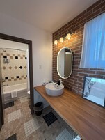 Habitación Deluxe | Baño | Bañera profunda, secador de pelo, toallas y jabón