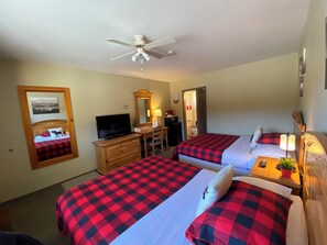 Deluxe Room | Egyptian cotton sheets, premium bedding, individually decorated - Parkway Motel (Wawa)