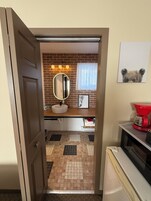 Bañera profunda, secador de pelo, toallas, jabón