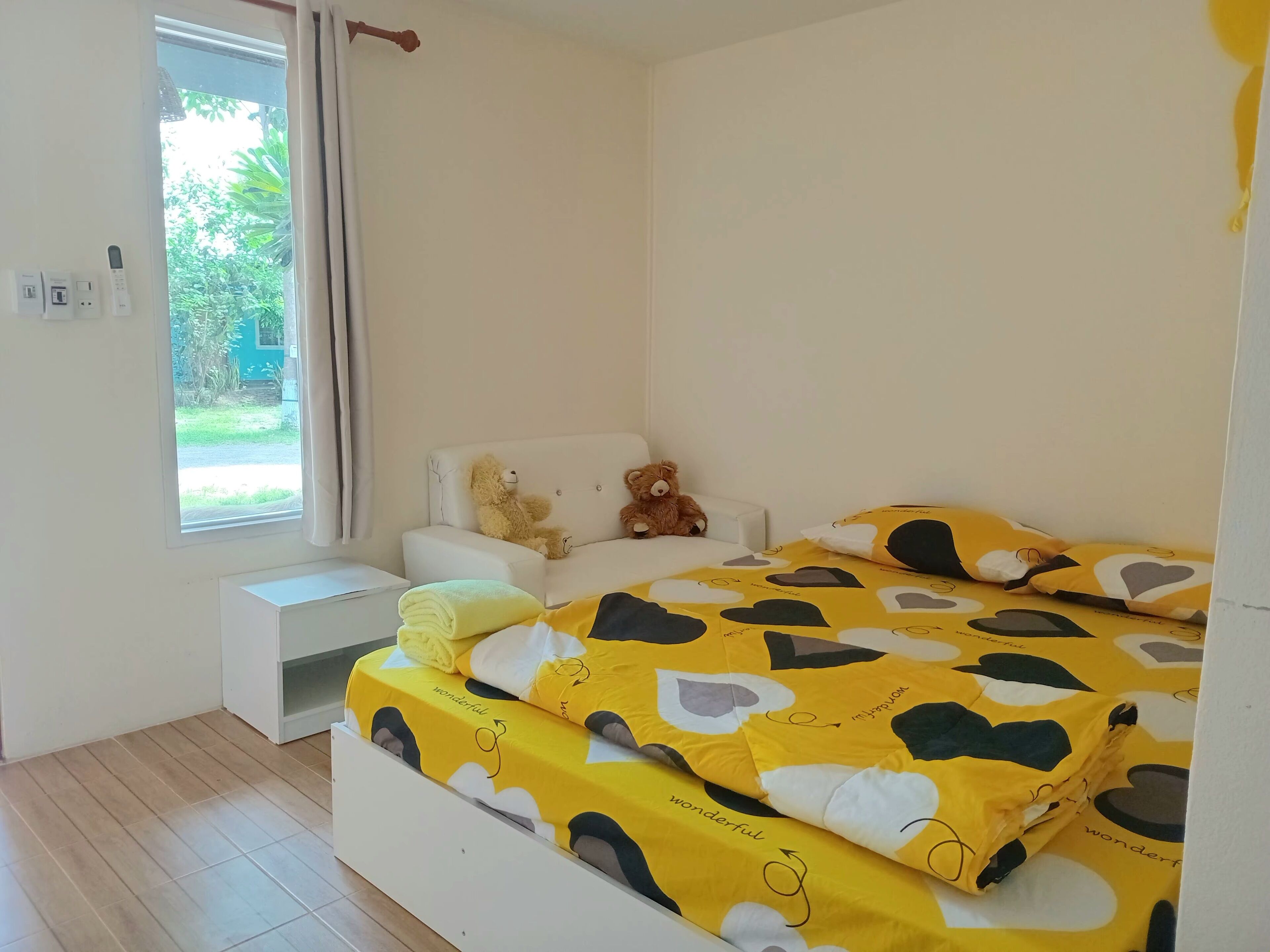 ห้องเบสิก | ผ้าม่านกันแสง, ห้องเก็บเสียง