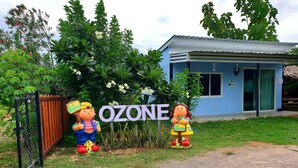 Un edificio con un letrero que dice "OZONE" y dos personajes de caricatura.