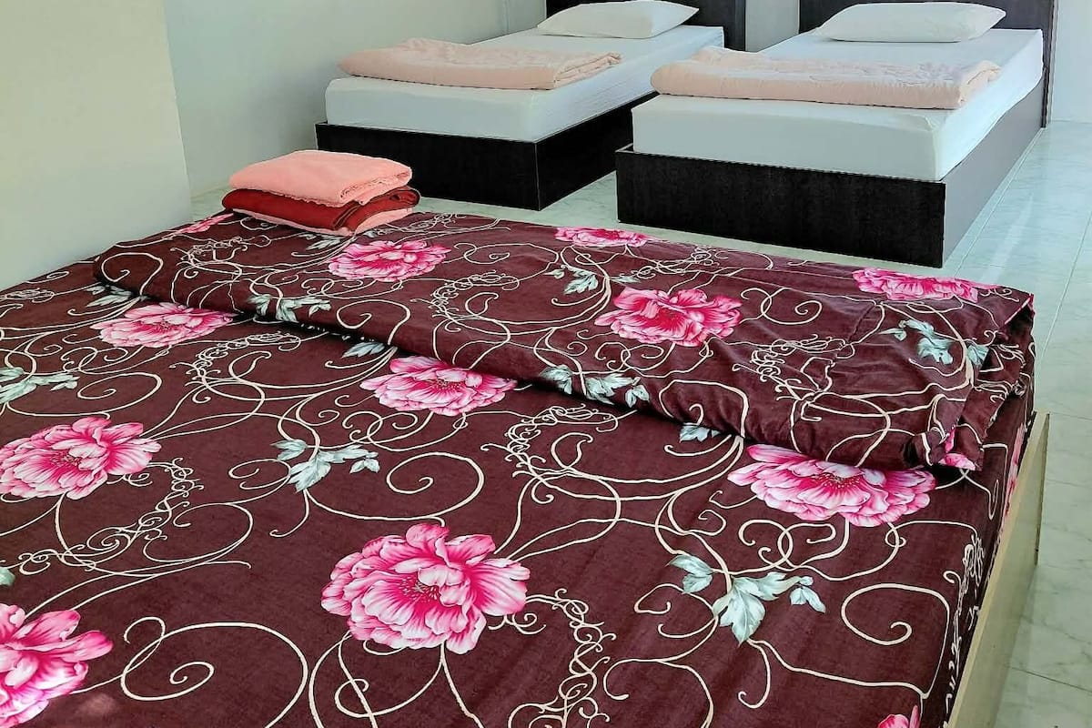 Quarto quádruplo básico | Cortinas blackout, quartos à prova de som