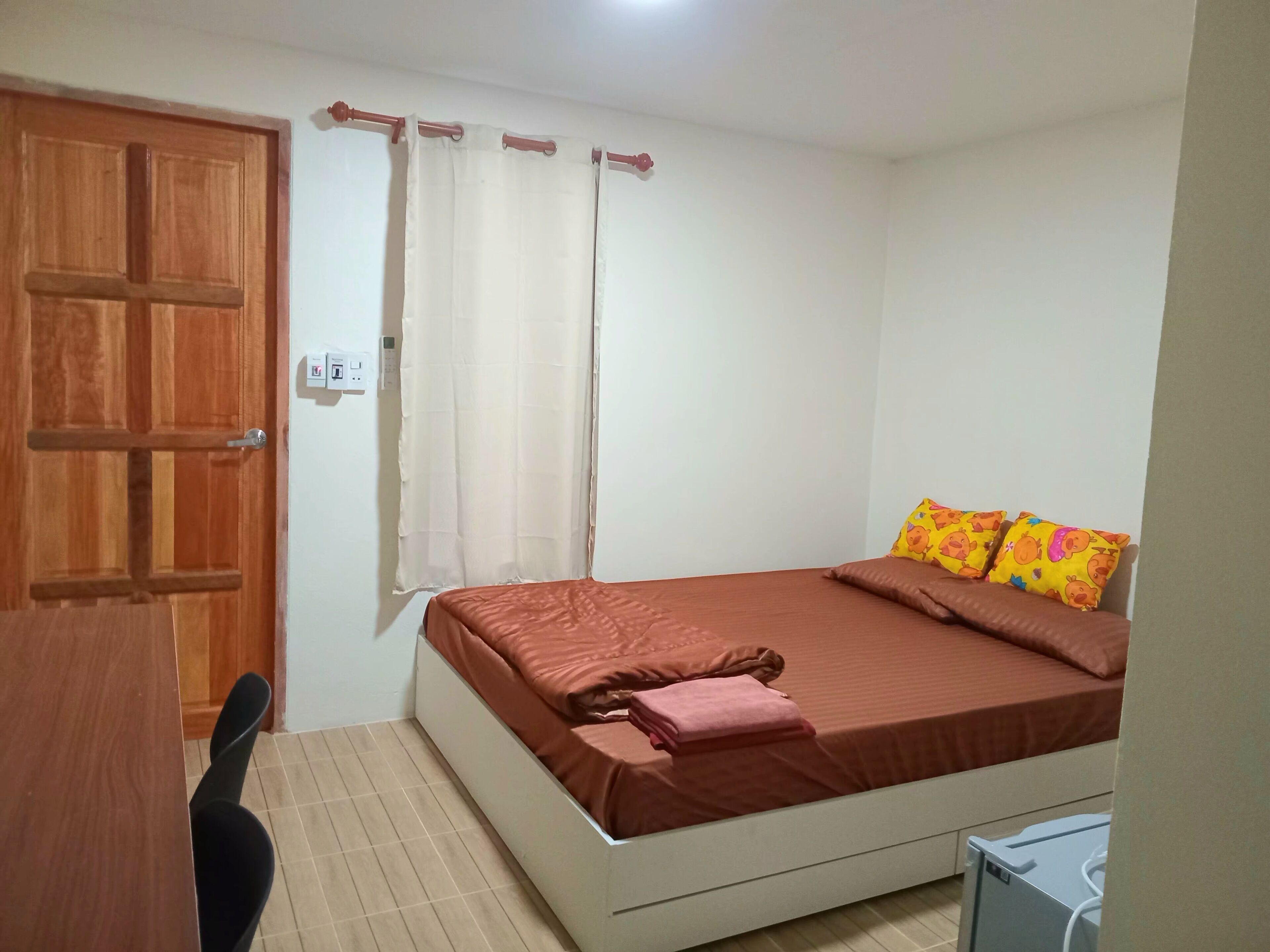 Un dormitorio con cama, escritorio y armario.