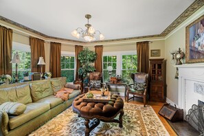 Smart-TV, Kamin, Musikbibliothek