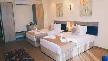 Family Suite | In-room safe, iron/ironing board, free WiFi