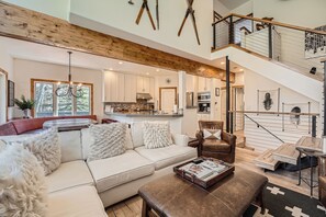 Een televisie en een open haard