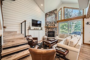 Een smart-tv en een open haard