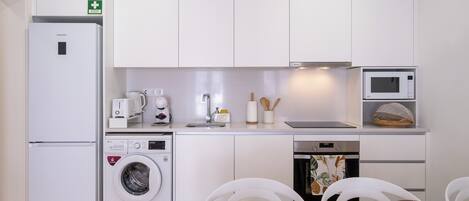 Køleskab, ovn, kogeplade, elkedel