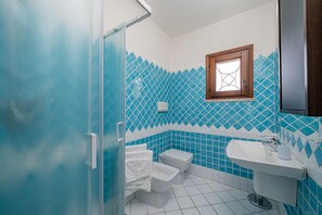 Dusche, kostenlose Toilettenartikel, Haartrockner, Bidet