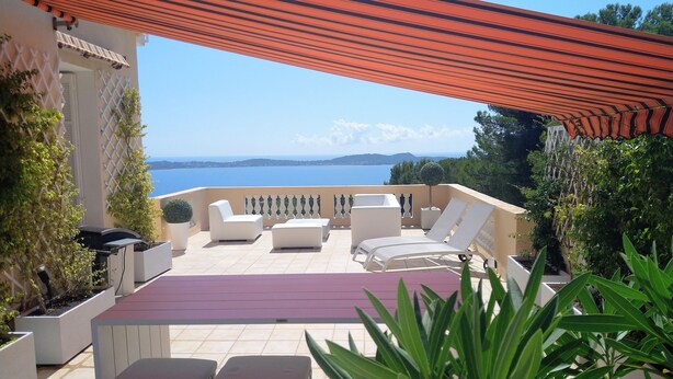 A terrace with outdoor seating, a view of the sea, and a pergola. - Les Pieds Dans L'eau, la Tête Dans les Étoiles (HYERES)