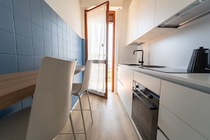 Frigorifero, forno, lavastoviglie, bollitore elettrico