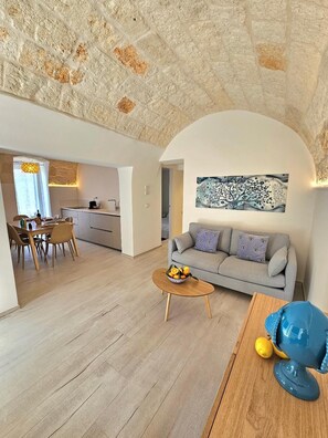Smart TV - Il Gelso Bianco, luxury apartment, with sea view terrace and private pool (Polignano a Mare)