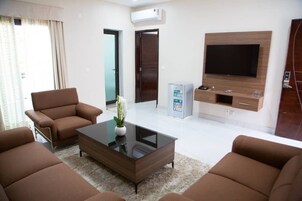 Muebles diferentes, escritorio y espacio para trabajar con laptop 