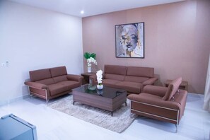 Individually furnished, desk, laptop workspace, soundproofing - Onyx Hotel (Yamoussoukro)