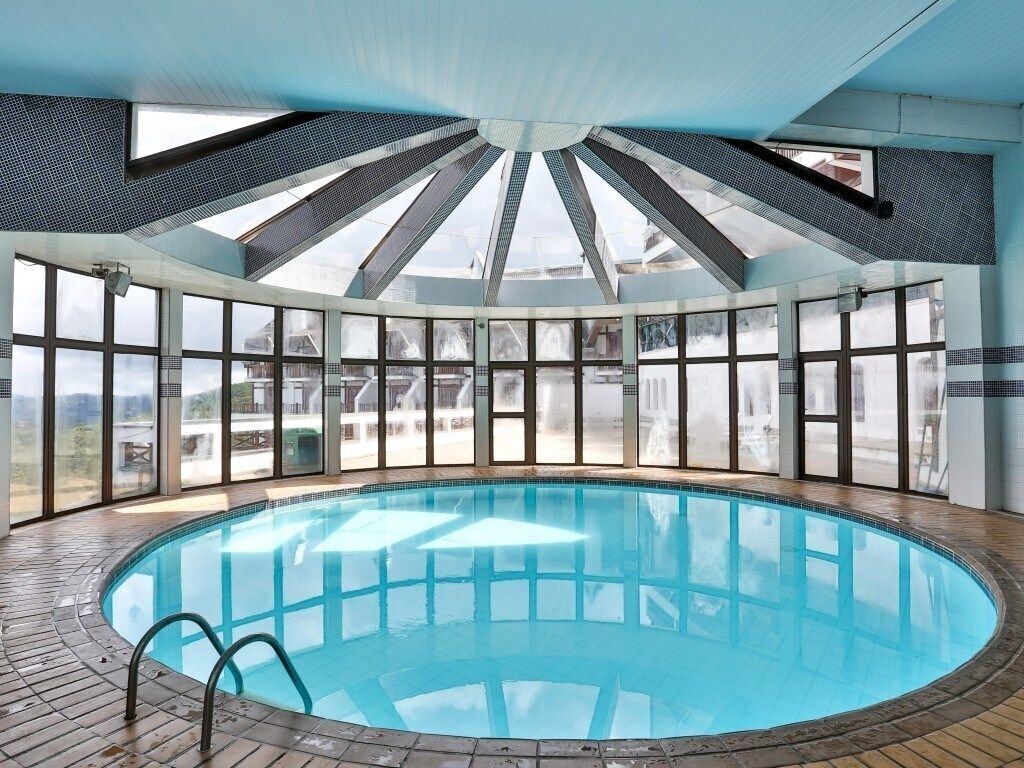 Apartamento | Piscina | Piscina interna, funciona das 10h às 22h, espreguiçadeiras