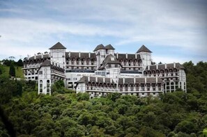 Et stort, slotlignende hotel med flere tårne og en central gårdsplads.