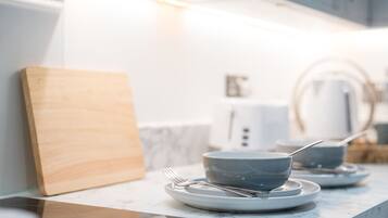 Full-sized fridge, oven, stovetop, electric kettle