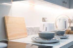 Full-sized fridge, oven, stovetop, electric kettle - Boutique Nights (Eastbourne)