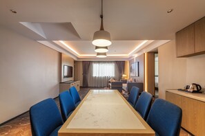Apartment, 3 Schlafzimmer | Wohnbereich | Flachbildfernseher
