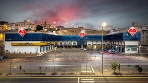 Un hotel de diseño moderno, con un amplio estacionamiento y vistas del entorno.