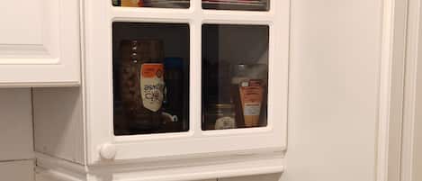 Réfrigérateur, micro-ondes, four, bouilloire électrique