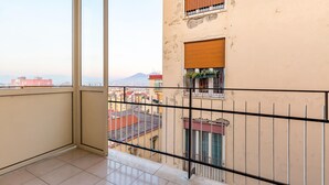 A balcony with a view of a cityscape and mountains. - Appartamento all Arenella by Wonderful Italy (Naples)