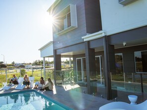 Outdoor pool, open 7:00 AM to 9:00 PM, pool loungers - Mackay Adventure Lodge (Andergrove)