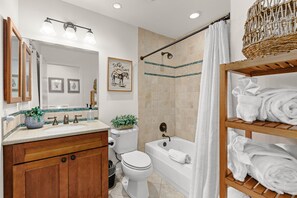 Combined shower/tub, hair dryer, towels