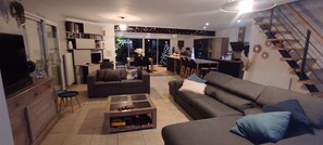 TV, fireplace, video games, DVD player - Grande Maison Familiale Avec Jacuzzi (Saint-Martin-du-Fouilloux)
