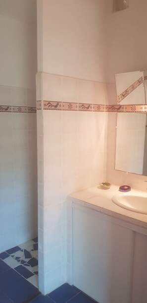Een douche, handdoeken, toiletpapier