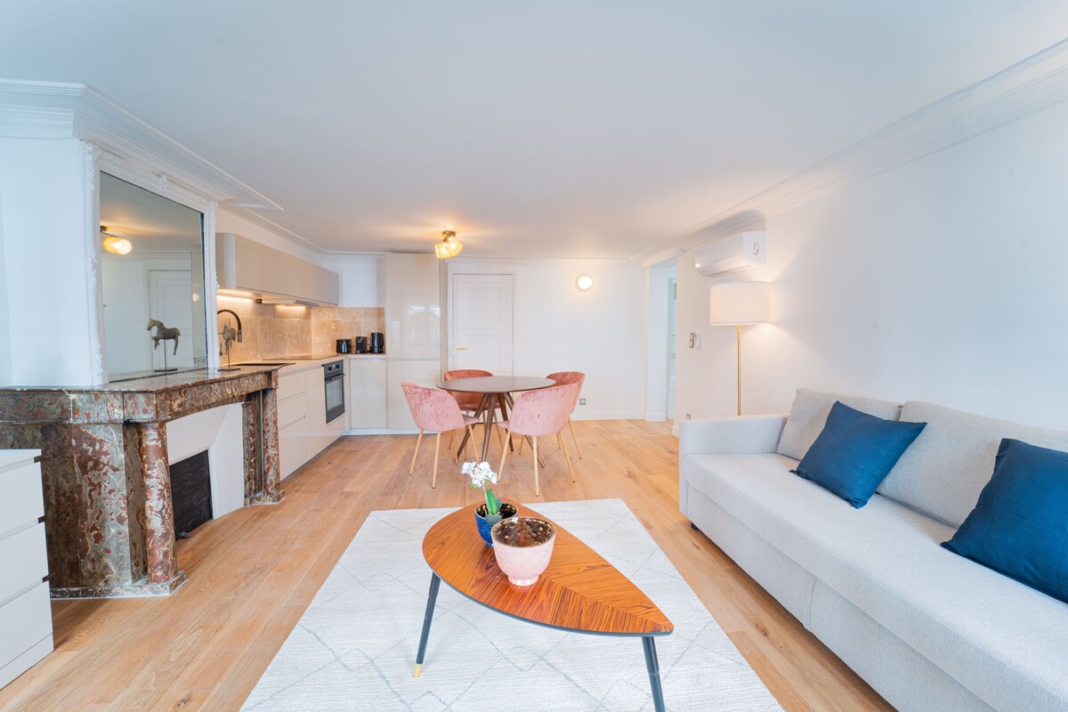 거실 공간 | 디지털 채널 시청이 가능한 112cm 평면 TV, 넷플릭스, 스트리밍 서비스