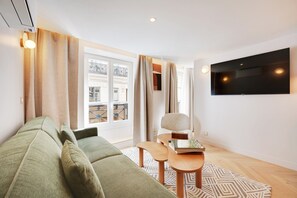 Familieleilighet | Oppholdsområde | En 112-centimeters Flatskjerm-TV med digitale kanaler samt Netflix