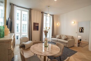 Superior Apartment | Living area | 112-cm flat-screen TV with digital channels, Netflix, streaming services - Aparthotel Quartier Libre Madeleine (Paris)