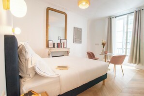Leilighet – superior, 1 kingsize-seng med sovesofa, ikke-røyk, kjøkken | Sengetøy av topp kvalitet, senger med overmadrass og safe på rommet