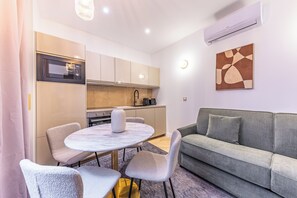 Studio – city, 1 queensize-seng med sovesofa, kjøkken | Spisestue