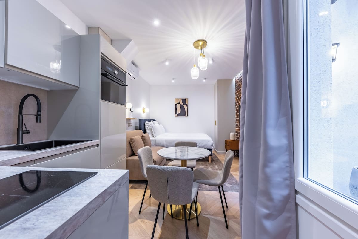 Studio Kota, 1 Tempat Tidur Queen dengan tempat tidur Sofa, dapur | Area keluarga | Televisi layar datar 112-cm dengan saluran TV digital dan Netflix