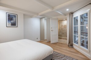Deluxe appartement | Luxe beddengoed, pillowtop-bedden, een kluis op de kamer