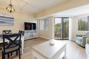 Smart TV - 412 Forest Beach: 2 BR Villa, Beach, Pool, Tennis, Free Bikes (Hilton Head Island)