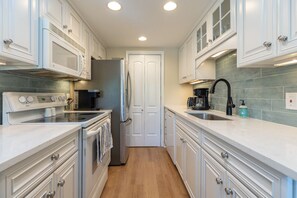 Geladeira, micro-ondas, cooktop, lava-louças