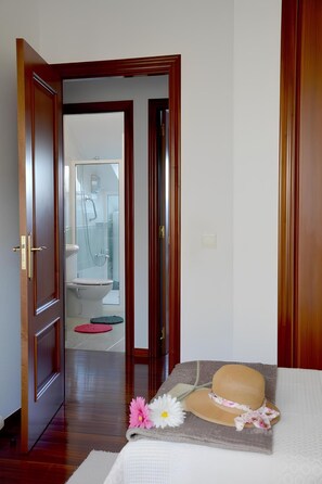 Regadera, secadora de cabello, toallas, jabón 