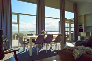 Villa Confort | Coin séjour | TV connectée de 50 pouces avec chaînes numériques, télévision, Netflix