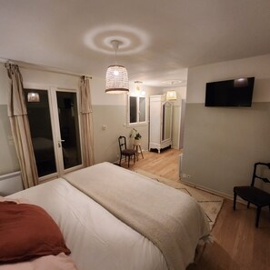 4 bedrooms, in-room safe, desk, iron/ironing board