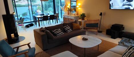 Smart-tv, een tafeltennistafel, boeken en een stereo