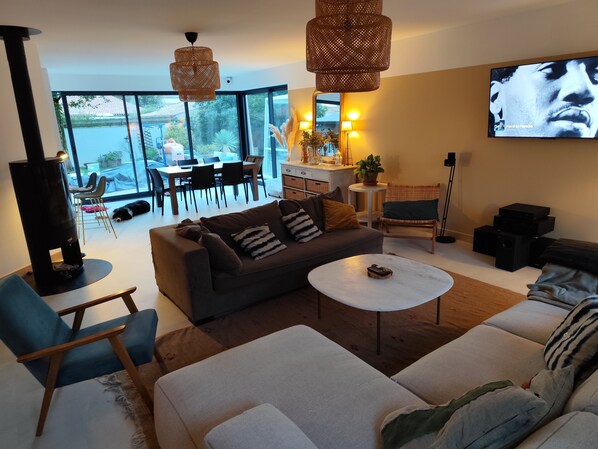 Smart TV, mesa de ping pong, libros, estéreo