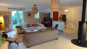 TV connectée, table de tennis de table, livres, chaßne hi-fi